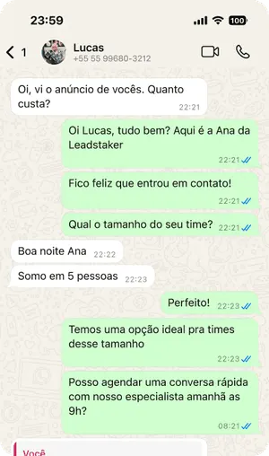 Conversa real no WhatsApp: a Ana, IA da Leadstaker, cumprimenta o Lucas e pergunta o tamanho do time
